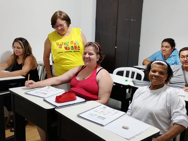 Aula de alfabetização de jovens e adultos na Associação VEM