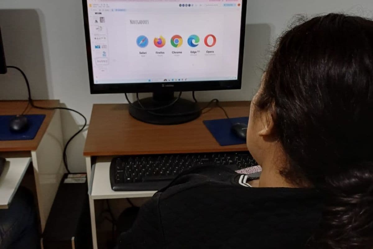 Aluna praticando no computador — curso de informática da VEM