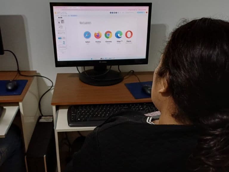 Aluna praticando no computador — curso de informática da VEM