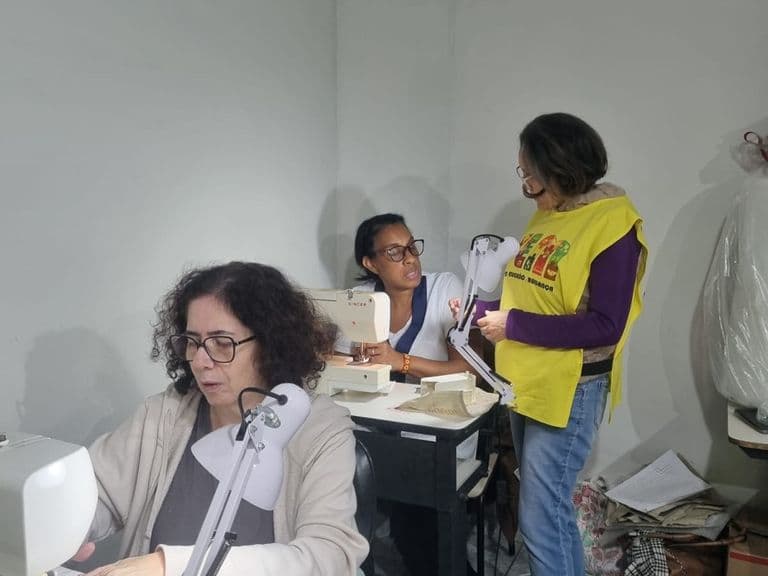 Alunas na oficina de costura da Associação VEM