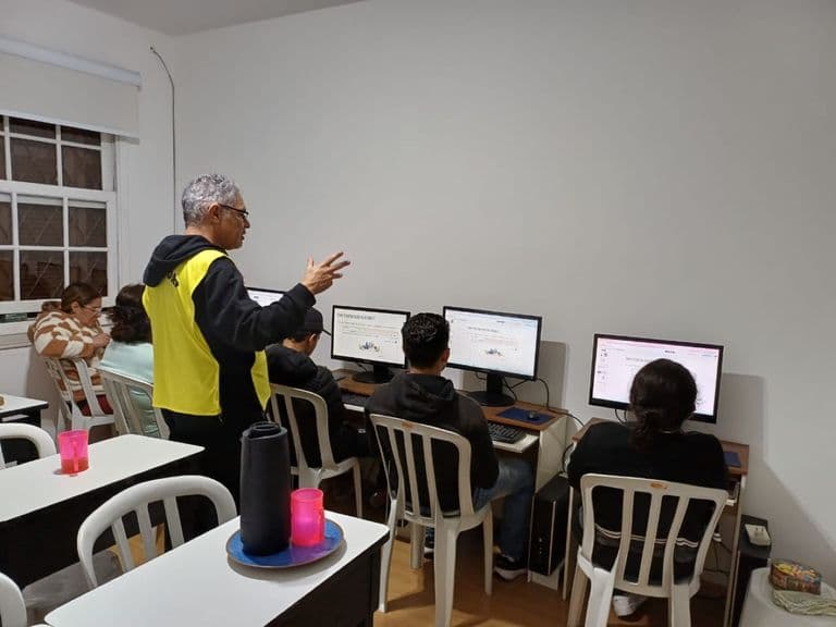 Turma do curso Básico de Informática da Associação VEM