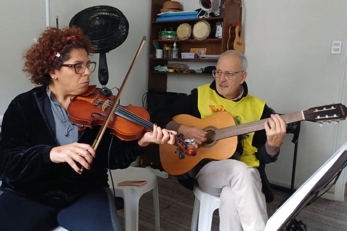 Aula de interpretação musical na VEM — violino e violão
