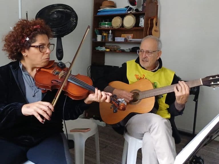 Aula de interpretação musical na VEM — violino e violão