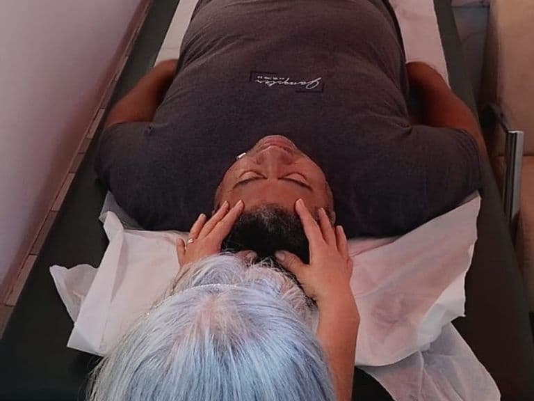 Sessão de Reiki — imposição das mãos na Associação VEM