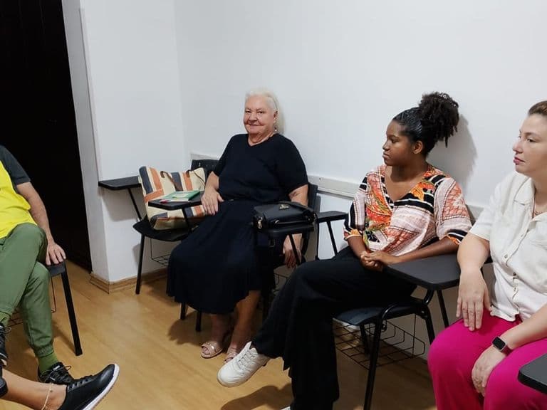 Sessão de psicoterapia em grupo na Associação VEM