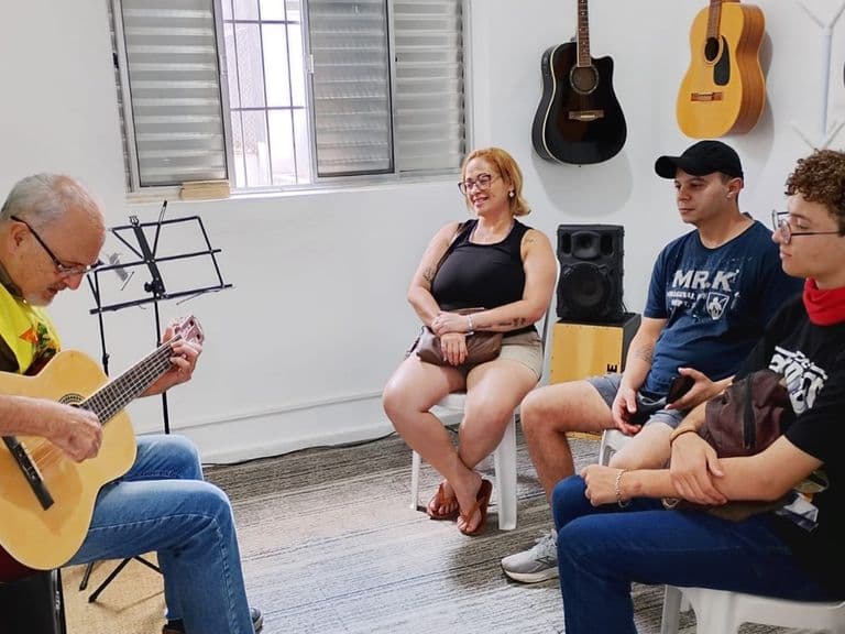 Aula de violão em grupo na Associação VEM