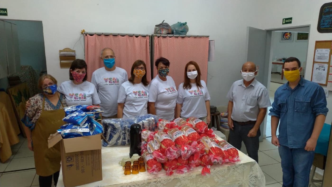 Voluntários preparando cestas básicas
