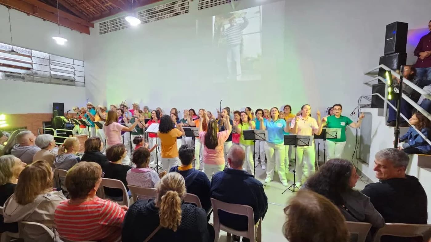 Coral se apresentando para a comunidade