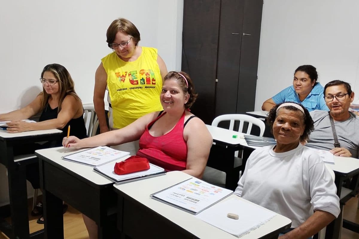 Aula de alfabetização de jovens e adultos na Associação VEM
