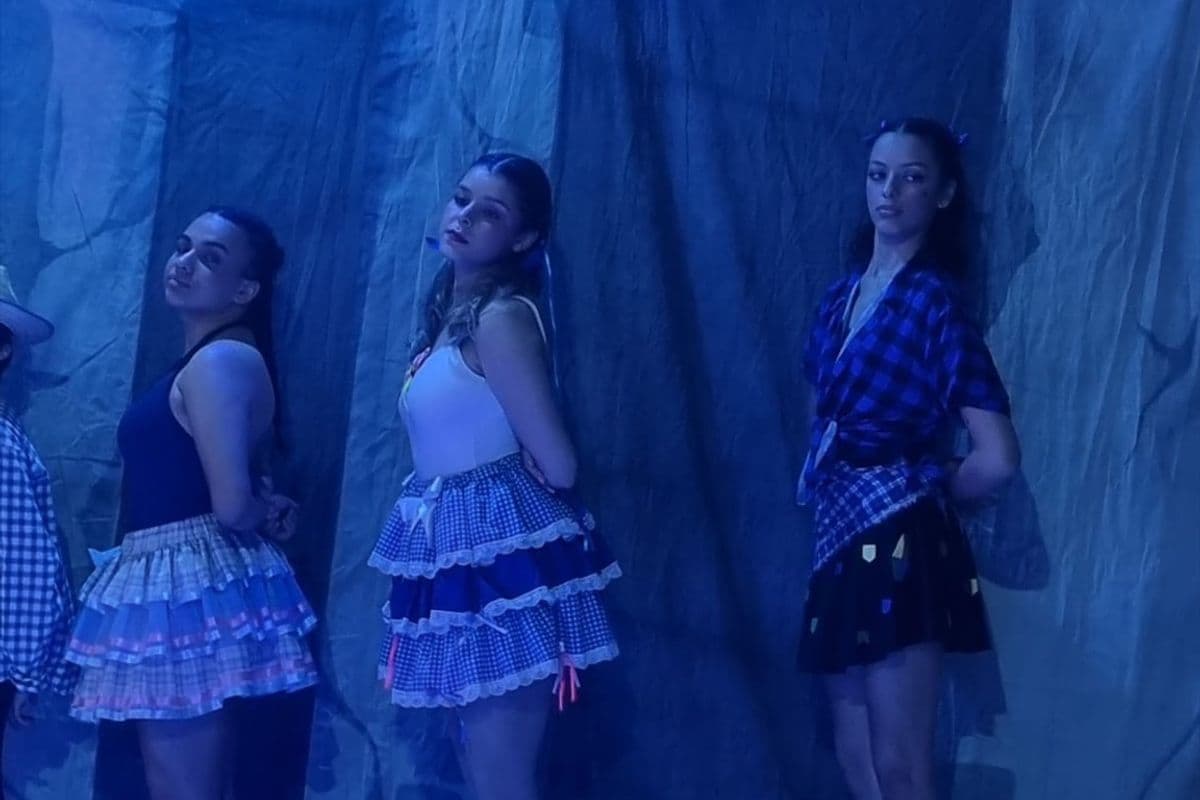 Bailarinas da Associação VEM em apresentação de ballet