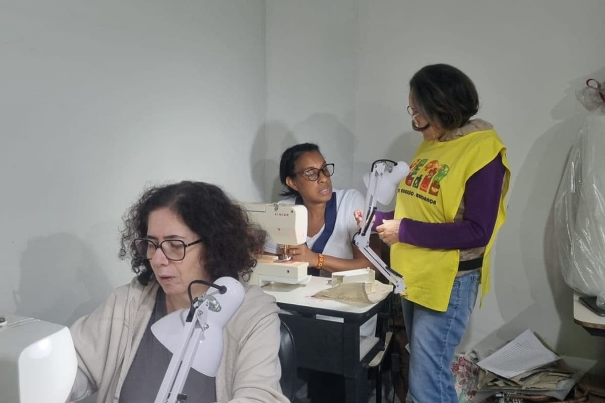 Alunas na oficina de costura da Associação VEM