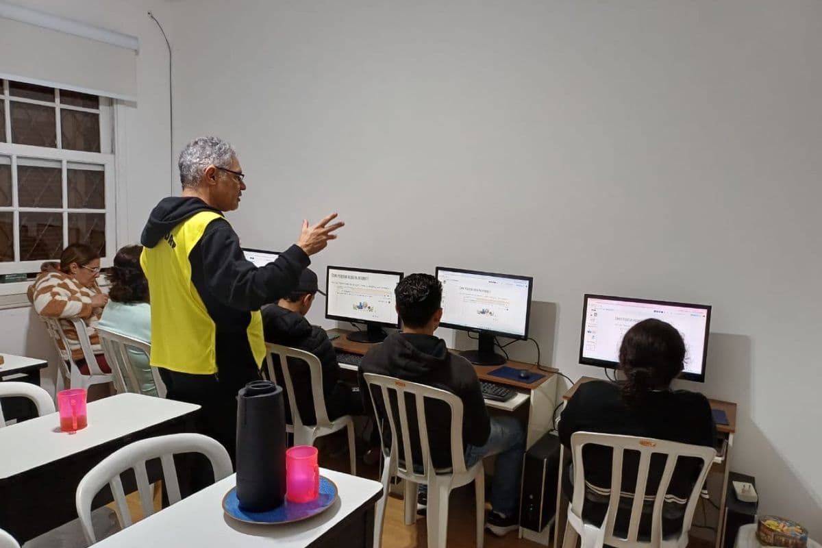 Turma do curso Básico de Informática da Associação VEM