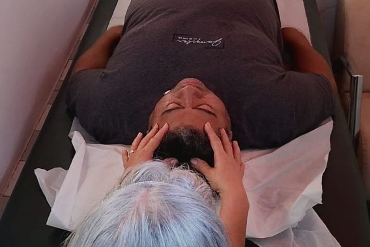 Sessão de Reiki — imposição das mãos na Associação VEM