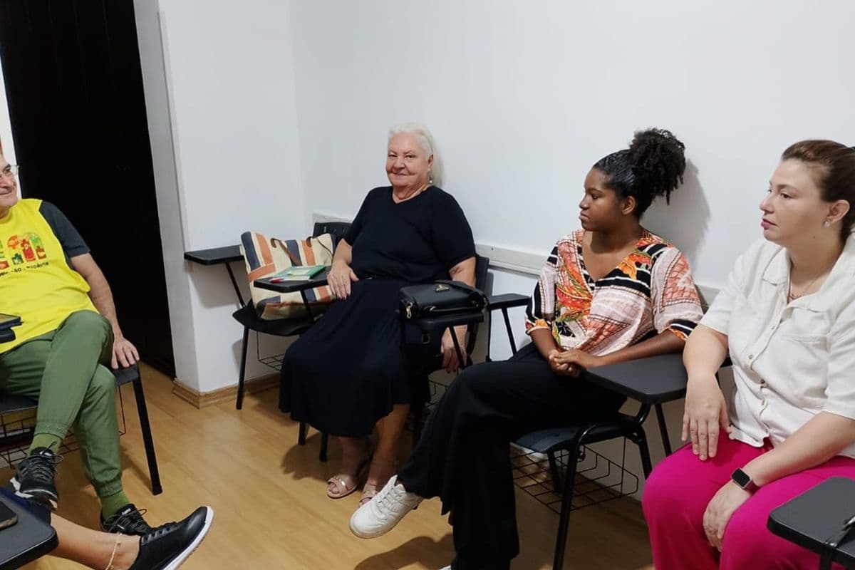 Sessão de psicoterapia em grupo na Associação VEM