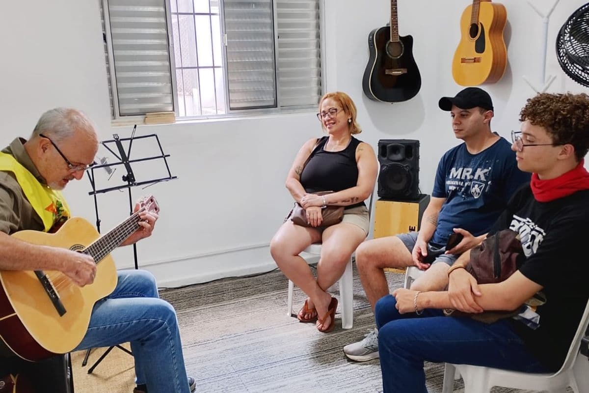 Aula de violão em grupo na Associação VEM
