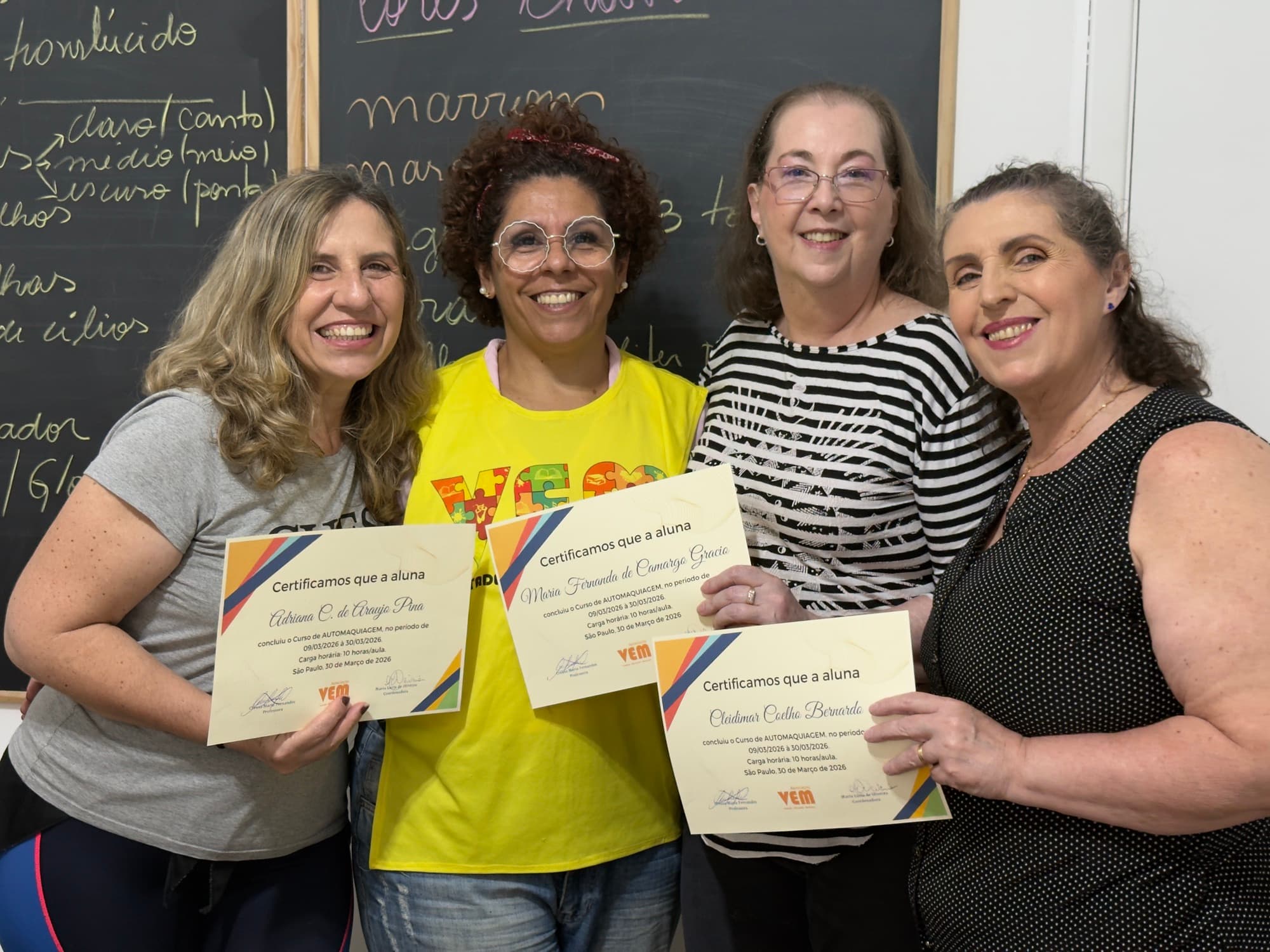 Participantes da Associação VEM celebrando com seus certificados