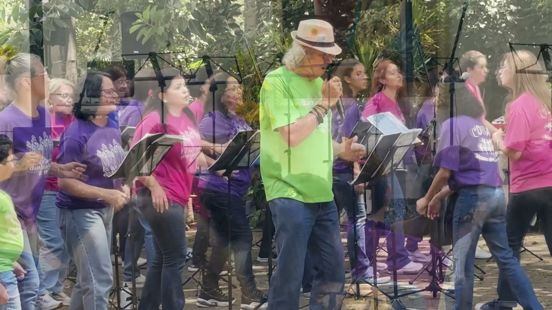 Coral Vozes do Caminho da Associação VEM cantando ao ar livre
